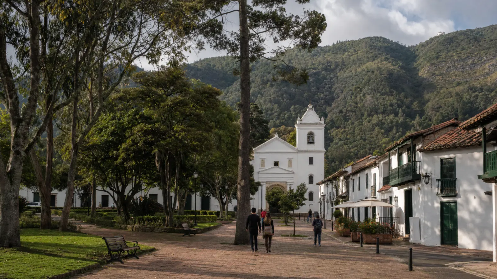 Plaza fundacional de Usaquén con su iglesia blanca y los cerros orientales al fondo