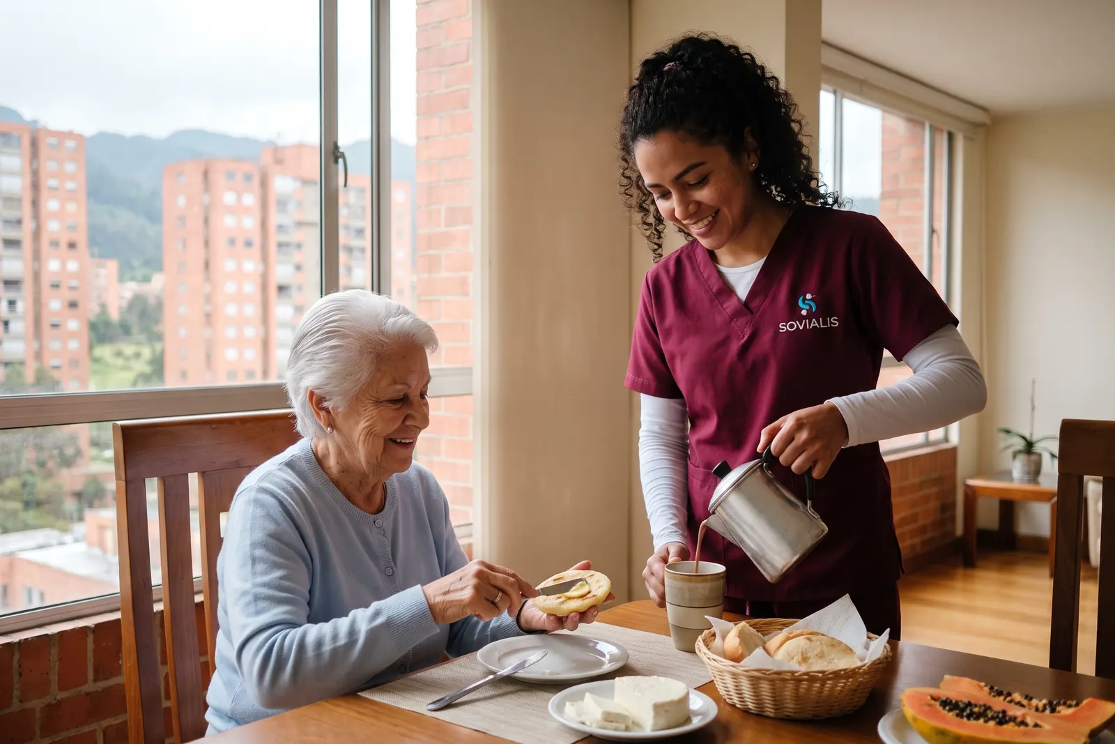 Cuidadora comparte el desayuno con un señor mayor en la cocina de su casa