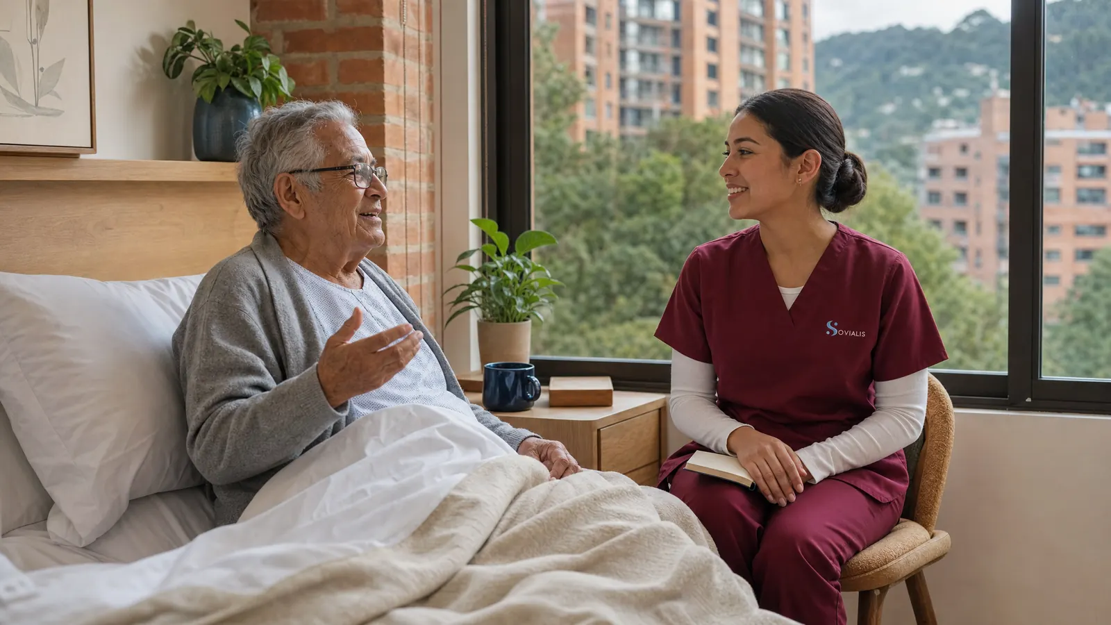 Acompañante sentada junto a la cama de un señor mayor hospitalizado en una habitación de clínica en Bogotá
